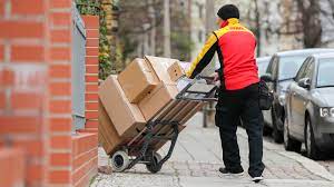 Wann genau ihr paket zugestellt wird, kann nicht zu 100 prozent vorhergesagt werden. Regeln Fur Dhl Zustellung Wann Paketboten Nicht Mehr Klingeln Mussen Tagesschau De