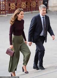 Królowa jest szczęśliwa, ale i zaniepokojona. Skromna Ksiezna Kate Zmierza Do Muzeum Z Torebka Za 14 Tysiecy Zlotych Zdjecia Pudelek Duchess Of Cambridge Fashion Influencers Fashion