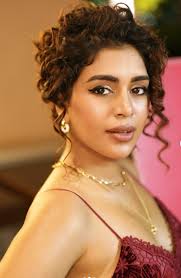 பாடகி கெனிஷாவின் கிளாமர் போட்டோஷூட்..