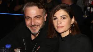 Stylish εμφάνιση στο ψυχικό μαζί με τον σύζυγο και τους γιους της. Anna Maria Papaxaralampoys Briefingnews