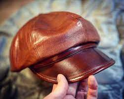 お客様がご愛用中のバイカーズキャスケット ベビーカーフ が良い感じに育っておりました なんとも言えない深みのあるブラウンカラー ツバはイタリアンカウレザー 本体はベビーカーフを使用している為 上質な革のエイジングが存分に楽しめるモデルです こ