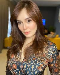 #1 raden muhammad rafael (mawar rashid) anak kepada pasangan mawar rashid dan raf yaakob ini dilahirkan pada 13 mac 2019 dan memiliki wajah kacukan mirip ibunya. 900 Artis Malaysia Perempuan Ideas Fashion Hot School Girl Outfits Beutiful Girls