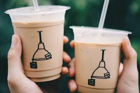 Pengemudi ojek daring mengambil pesanan kopi pelanggan di kopi tuku, tebet, jakarta, selasa, 14 juli 2020. 10 Kedai Es Kopi Susu Segar Di Jakarta Yang Lagi Hits