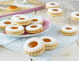Rileggendo le più vecchie ricette, nate praticamente quando è nato ricettedalmondo.it, ho trovato questa ricetta dell'uovo all'occhio di bue che a suo tempo mi meravigliò per quanto venisse. Biscotti Occhi Di Bue Ricetta Golosa Un Pizzico Di Pepe Rosa