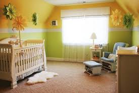 Babyzimmer mit punktestickern und 'wald' textilien. Kinderzimmer Gestalten Erschwingliche Kinderzimmer Deko Ideen