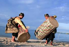 Alat musik tradisional / nusa tenggara barat adalah sebuah provinsi dengan kultur masyarakat yang unik. Alat Musik Ntb 7 Alat Musik Tradisional Legendaris Guratgarut Com