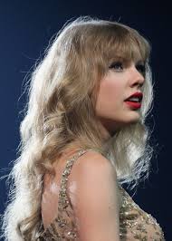 Similar to taylor's hair, chelsea could see a return to her curls considering how voluminous her hair was until. Taylor Swift Curly Hairstyle With Soft Wispy Bangs Hairstyles Weekly