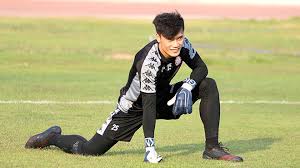 Với riêng thủ thành tiến dũng, anh còn là nhân vật trực tiếp mắc sai lầm ở vòng loại giải u23 châu á năm nay, trong trận ở trận đấu với u23 hàn quốc vừa nêu, tại vòng loại, thủ môn tiến dũng trực tiếp mắc sai lầm bắt hụt bóng trong bàn thua đầu tiên của u23 việt nam, sau đó anh ra vào không tốt. Thá»§ Mon Bui Tiáº¿n DÅ©ng Ä'ang Bá»‹ Tam Ly Ttvh Online