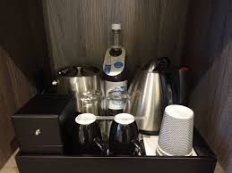 Unsere neue kaffeestation ist ein paradebeispiel für einen kreislauf, in dem wir reste aus der verarbeitung unseres eigenen primären rohstoffs kaffee upcyceln, um ein brandneues und damit. Tee Kaffeestation Im Schrank Renaissance Hamburg Hotel Hamburg Holidaycheck Hamburg Deutschland