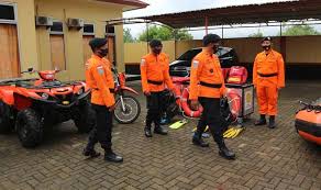 Helikopter milik basarnas sengaja didatangkan dari cilacap ke dieng untuk membantu penanganan pascaletusan kawah sileri. Siaga Bencana Nataru Basarnas Cilacap Terjunkan Puluhan Personel Bagian 1