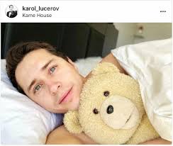 Soy techito, he visto que te has reunido con amigos míos… me gustaría tener la oportunidad juntarme contigo, es por una urgencia». Facebook