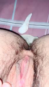 大学女宿舍的里面的自慰现场，一个人躲在被窝里面给狼友展现粉红的逼逼- 91热爆