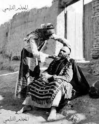 صورة نادرة وبجودة عالية توثق المهن العراقية في الماضي صورة للحلاق في العراق بغداد تعود لسنة 1923 All Sizes Baghdad Iraq Roadsid Baghdad Iraq Baghdad Iraq