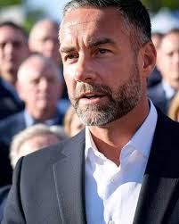 Dear Fans, If you're a huge fan of mine can I get a big YESS !!!!! ❤️