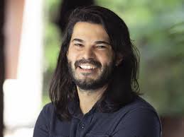 Conheça o gaúcho Allan Dias Castro, que conquistou 100 milhões de  visualizações nas redes com "poesia falada"