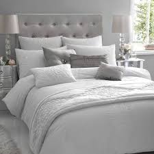 1001 Idees De Decor En Utilisant La Couleur Gris Perle Les Combinaisons Gagnantes Chambre A Coucher Gris Chambre A Coucher Gris Et Blanc Deco Chambre Blanche