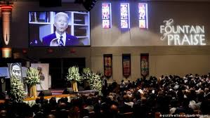 Photographer ruddy roye shadowed george floyd's family before and after his funeral in houston, where mourners remembered all victims of police a family and city in mourning: Us Pays Respects To George Floyd At Funeral In Texas News Dw 09 06 2020
