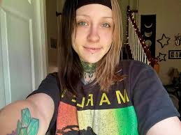 Took a few days away from fb, and cut my hair.🖤 Thinking about doing a  dark purple for my next color (darker colors tend to stay better