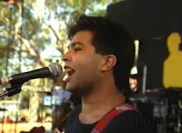 RH+POSITIVO”, EN EL FESTIVAL DE “ROCK SANBER 1988” El bajista y cantante  Jorge Sosa, líder del grupo musical paraguayo “RH+Positivo”, en plena  presentación durante el Festival de “Rock Sanber”. Han transcurrido más