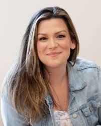 Kelly Gillette's Instagram, Twitter & Facebook