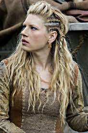 The Viking Women Hairstyles Surely Never Come Out Of Fashion They Are Truly Gorgeous And Beautiful That Any Girl Viking Hair Lagertha Hair Medieval Hairstyles