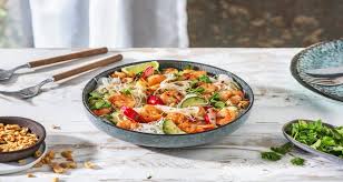 Hier Kommt Ein Leckeres Rezept Fur Dich Glasnudelsalat Mit Garnelen Krautern Und Sweet Chili Dressing In 2020 Glasnudeln Rezept Lebensmittel Essen Rezepte