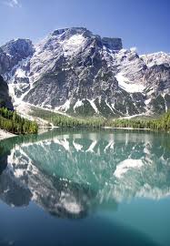 El Lago Espejado Color Esmeralda Que Hara Que Quieras Viajar A Tirol Del Sur Braies Italia 101 Lugares Increibles Lago Paesaggi Colori