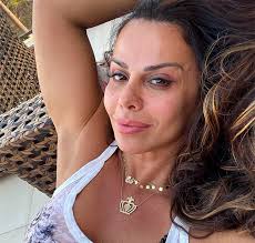 Não somos e nem temos contato com vivi. Viviane Araujo E Pedida Em Casamento E Revela Um De Seus Sonhos Desfilar Com Um Barrigao Bem Lindo Na Avenida Estrelando