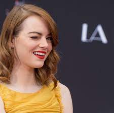 Emma stone stars as a suburban dog lady Emma Stone 15 Fakten Uber Den Star Aus La La Land Stern De