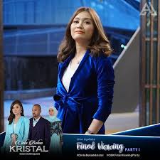 Aryana mula mencari pekerjaan di kuala lumpur dan mengubah penampilan diri. Cinta Bukan Kristal