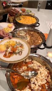 Kylie Jenner Saves A Spot For Beyonce At Her Annual Friendsgiving Celebration Friendsgiving Dinner Food Friendsgiving