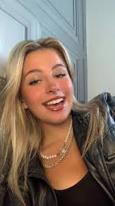 Holly Hamlin's Instagram, Twitter & Facebook