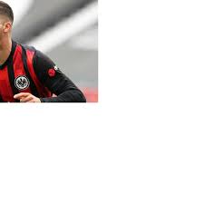 Carlos vinicius voltou ao benfica, mas tem futuro indefinido no futebol europeu (foto: Leihe Mit Hoher Kaufoption Eintracht Frankfurt Unterbreitet Benfica Lissabon Offenbar Angebot Fur Carlos Vinicius Stern De