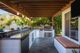 Modern teak wood outdoor bar unit experience tranquility and luxury this summer with our stone outdo. Chandler Outdoor Kitchen Minimalistisch Hausbar Phoenix Von Hochuli Design Remodeling Team Houzz