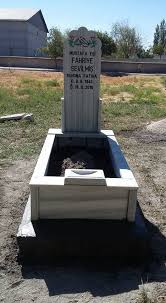 İçteki daha ince bir şerit ise, alınlığı ve yazıları ayrı ayrı sınırlandırılmaktadır. Konya Mezar Taslari Fiyatlari Konya Mermer Mezar