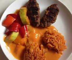 Cevapcici Mit Scharfem Paprikagemuse Und Tomatenreis Rezept Tomaten Reis Tomatenreis Einfache Gerichte