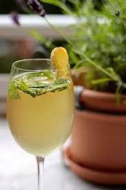 Inge Die Freundin Von Hugo Inge Ist Ein Frischer Sommercocktail Der Bestens In Die Topliga Der Eisgekuhlten Som Sommer Cocktails Getranke Cocktail Essen