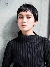 レトロショート 丸顔 20代 におすすめ外国人風小顔 アッシュブルージュ ヘアサロン予約 ozmallビューティ パンクヘア ブロンドショートヘア ショートヘア モデル