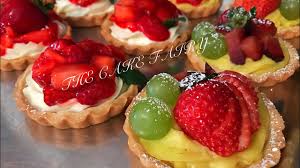 Los postres frescos son deliciosos y uno de los mas llamativos es esta tarta de frutas frescas con crema pastelera. Como Hacer Mini Tartas Con Fresas Y Fruta Youtube