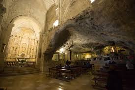 Angelo si riconosce e si identifica in modo speciale nel santuario di san michele, comune sacrario del monte sant'angelo. Monte Sant Angelo In Puglia Cosa Vedere E Santuario Di San Michele Fidelity Viaggi