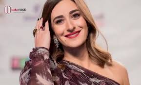 قررت الانضمام إلى ورشات تمثيل وسافرت إلى الولايات المتحدة حيث درست في «مسرح لي ستراسبرغ» هناك. Ø£Ù…ÙŠÙ†Ø© Ø®Ù„ÙŠÙ„ Ø±Ø­Ù„ØªÙ‡Ø§ Ù…Ø¹ Ø§Ù„ØºÙ†Ø§Ø¡ ÙˆÙƒÙŠÙ Ø¯Ø®Ù„Øª Ø¹Ø§Ù„Ù… Ø§Ù„ØªÙ…Ø«ÙŠÙ„ ÙˆÙŠÙƒÙŠ Ù…ØµØ±