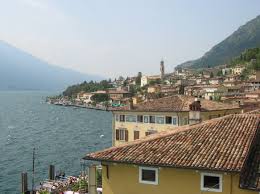 Wer sich langfristig am tiefblauen, klaren wasser des sees niederlassen will, sollte sich eine immobilie am gardasee kaufen. Traumhaus Am Gardasee Kaufen Tipps Und Checklisten Gardasee Ratgeber De Die Informationsseite Rund Um Den Gardasee In Italien