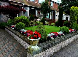 Gambar tamankecillahansempitdepanrumah desain rumah moderen via desainrumahmoderen.com. Contoh Taman Penuh Bunga Front Garden Design Garden Design Front Yard Landscaping