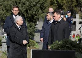 Jednak, jak udokumentowali fotoreporterzy dziennika fakt, w piątek 10 kwietnia, a więc w 10. Jaroslaw Kaczynski Na Powazkach 10 Kwietnia Rzeczniczka Pis Tlumaczy Wiadomosci