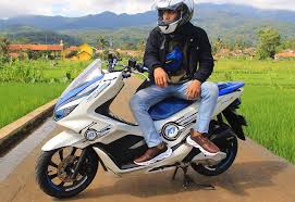 Bangga, saat mempunyai motor dan roda empat yang sudah di modifikasi. Honda Pcx Modifikasi Main Kelir Biru Putih Bro Fahmi Keren Bonsaibiker
