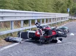 Un incidente multiplo ha coinvolto i piloti jason dupasquier (ktm), jeremy alcoba (honda) e ayumu sasaki (ktm) alla curva arrabbiata 2 del ciurcuito del mugello dove erano in svolgimento le. Incidente A Dongo Perde Il Controllo Della Moto Morto Un Uomo Di 58 Anni