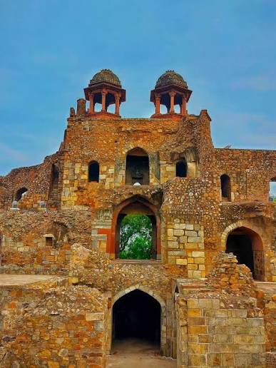 A Past and Present view of Chauburji, It is a four-domed Tughlaq-era building said to be built by Firoz Shah Tughlaq. However massive damage during the 1857 uprising and its nineteenth-century restoration