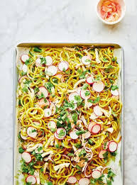 Sheet Pan Udon Noodles With Chicken And Curried Onions Ricardo Recipe In 2020 Udon Noodles Delicious Dinner Recipes Sheet Pan Recipes