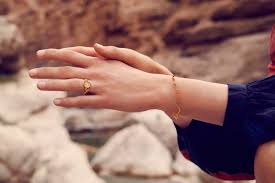 Maanesten byder på lækre kollektioner af halskæder, ringe, armbånd, earcuffs og meget mere. Maanesten Ella Bracelet Sterlingsolv Dit Link Webshop