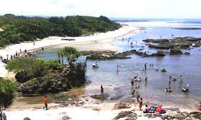 Sebagian besar wilayah kabupaten ini adalah pegunungan, kecuali di sebagian pantai selatan berupa dataran rendah yang sempit. Pantai Garut Selatan Pantai Manalusu Mekarmukti Garut Selatan Wisata Pantai Parawisata Pantai Penataan Disparbud Garut